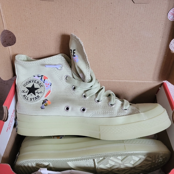 Converse sneakers,  new,sz 8 - Picture 3 of 3